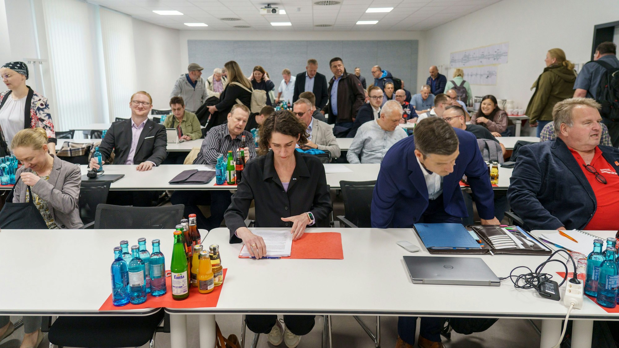 Erster Verhandlungstag am Dienstag in Fulda:  Cosima Ingenschay (M), Tarifvorstand der Eisenbahn- und Verkehrsgewerkschaft (EVG), sortiert vor Verhandlungsbeginn ihre Unterlagen.