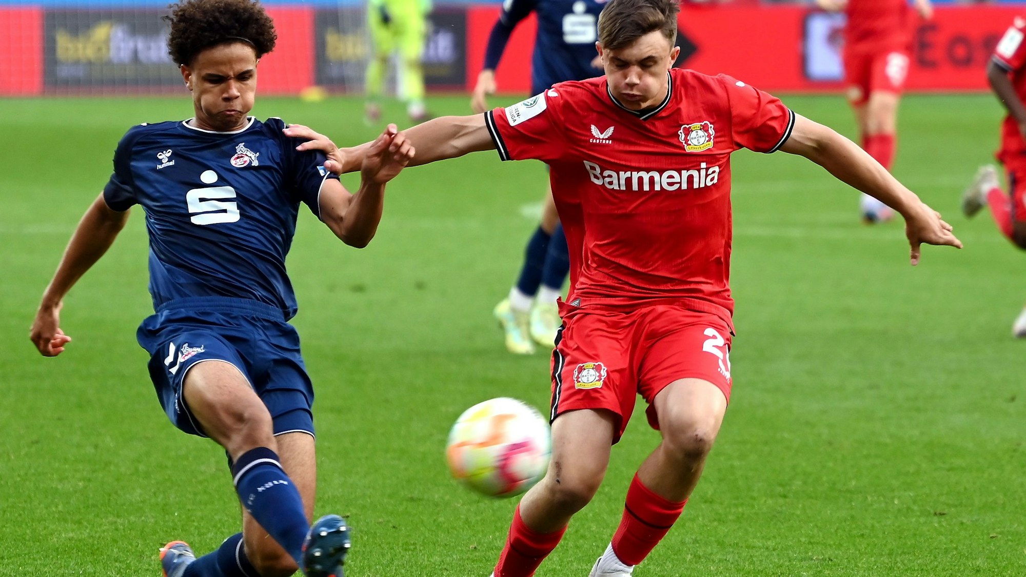 24.05.2023,-Fussball-A-Jugend-Bayer Leverkusen-FC Köln
links: Neo Telle (Kölön)
rechts: Raoul Petak (Bayer)
Foto: Uli Herhaus