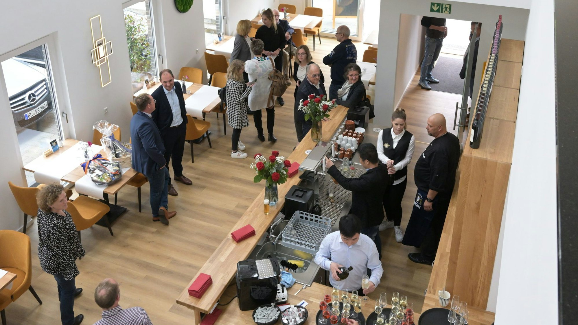 Viele Menschen halten sich im neu aufgebauten Restaurant auf.