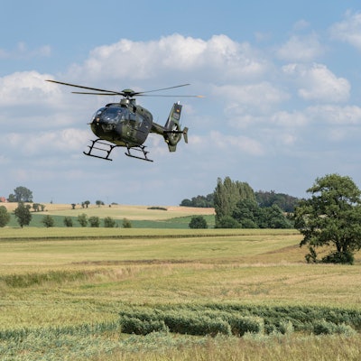 Ein Hubschrauber der Bundeswehr vom Typ Eurocopter EC-135 fliegt über ein Feld. (Symbolbild)