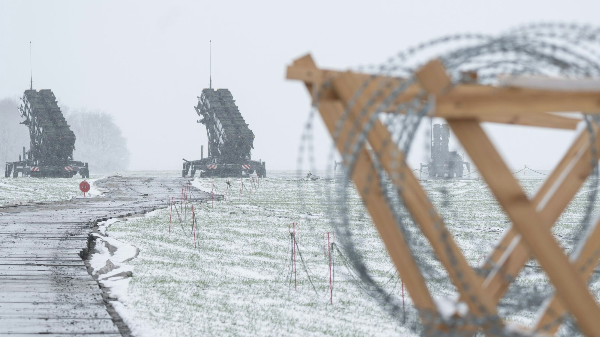Anhänger mit Abschussrampen für Lenkflugkörper des Patriot-Luftabwehrsystems der Bundeswehr stehen auf einem schneebedeckten Feld in Polen. (Symbolbild)