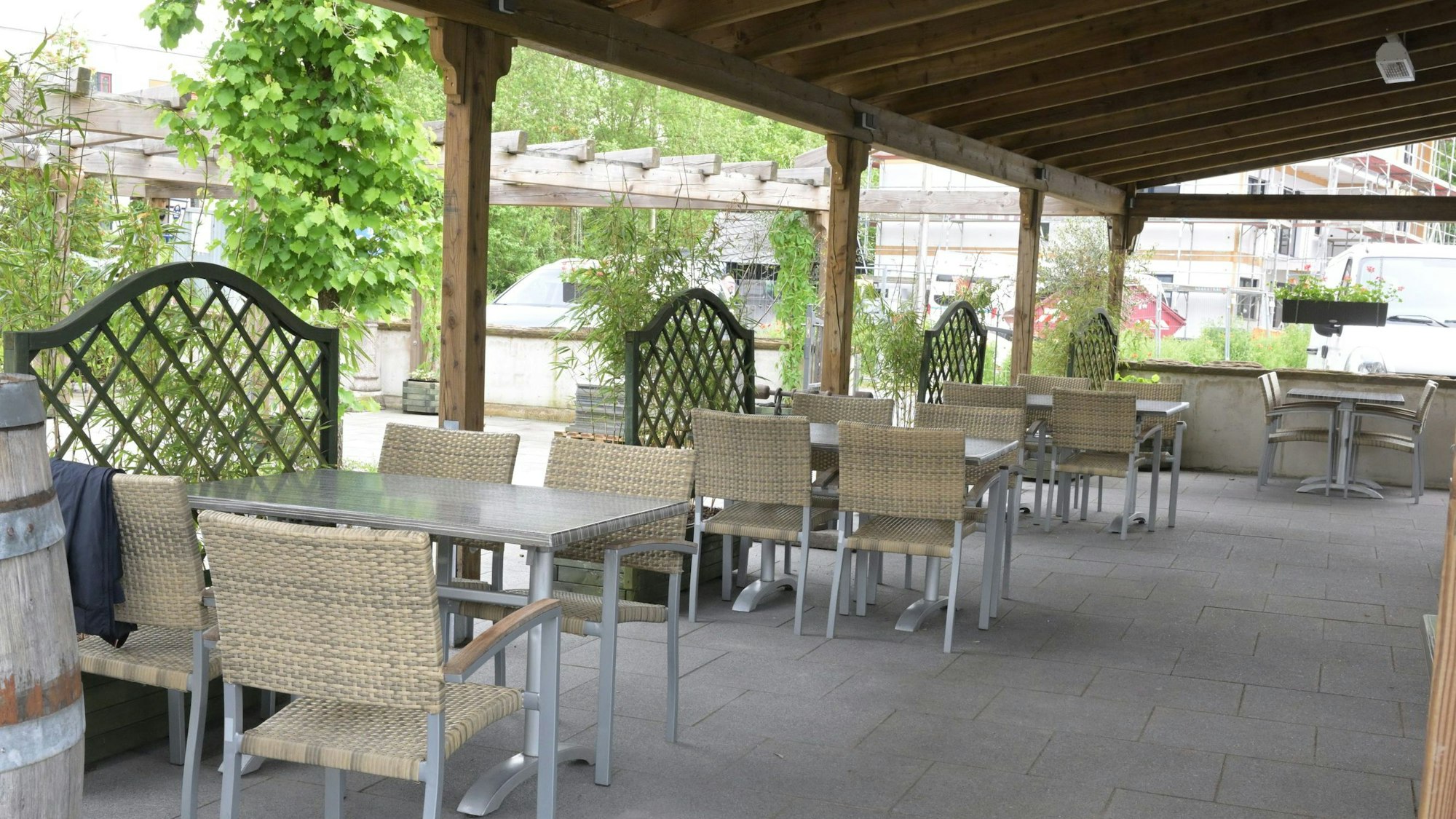 Im Außenbereich des Restaurants stehen Tische und Stühle.