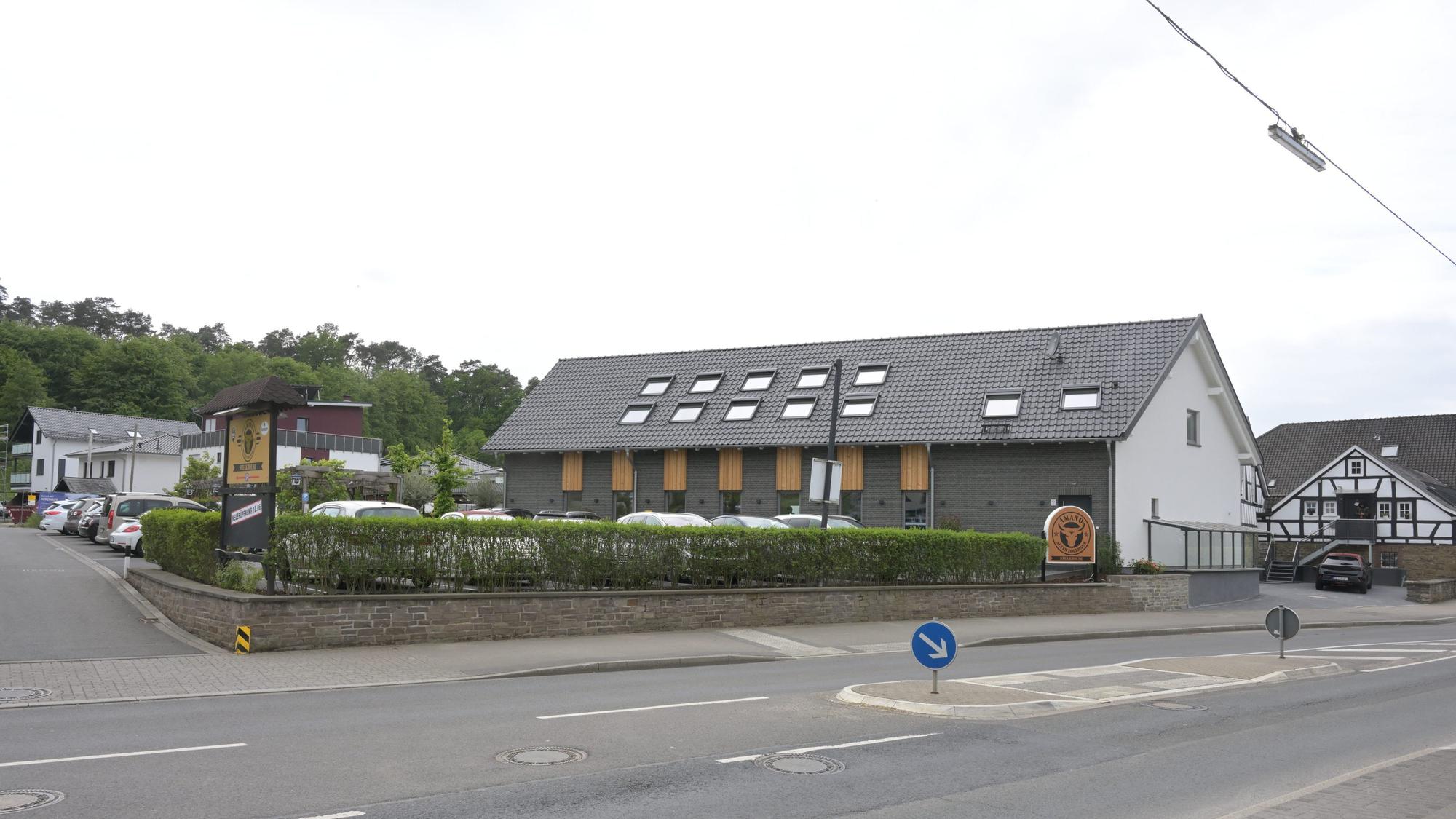 Das Restaurant steht an einer Straße.