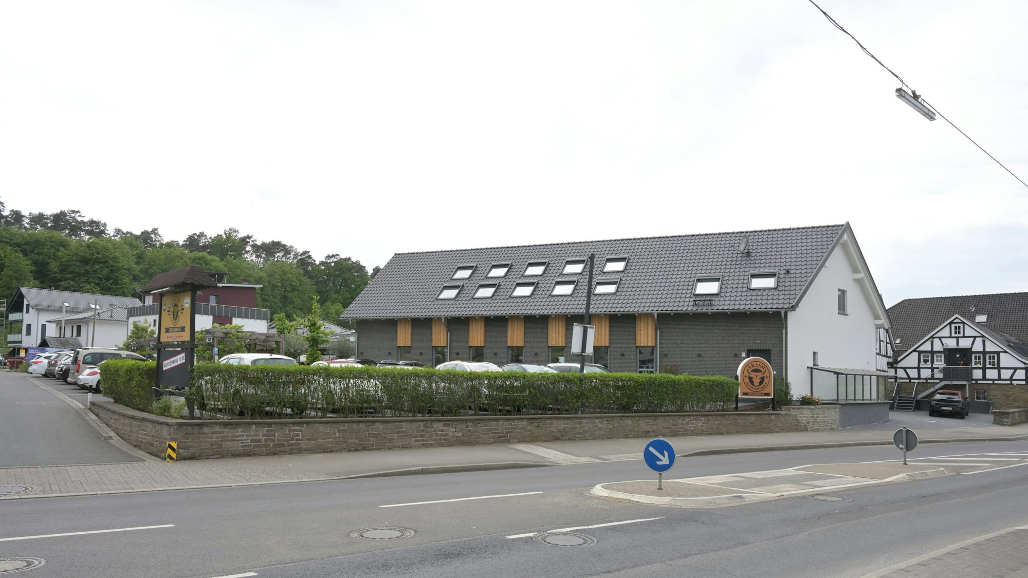 Das Restaurant steht an einer Straße.