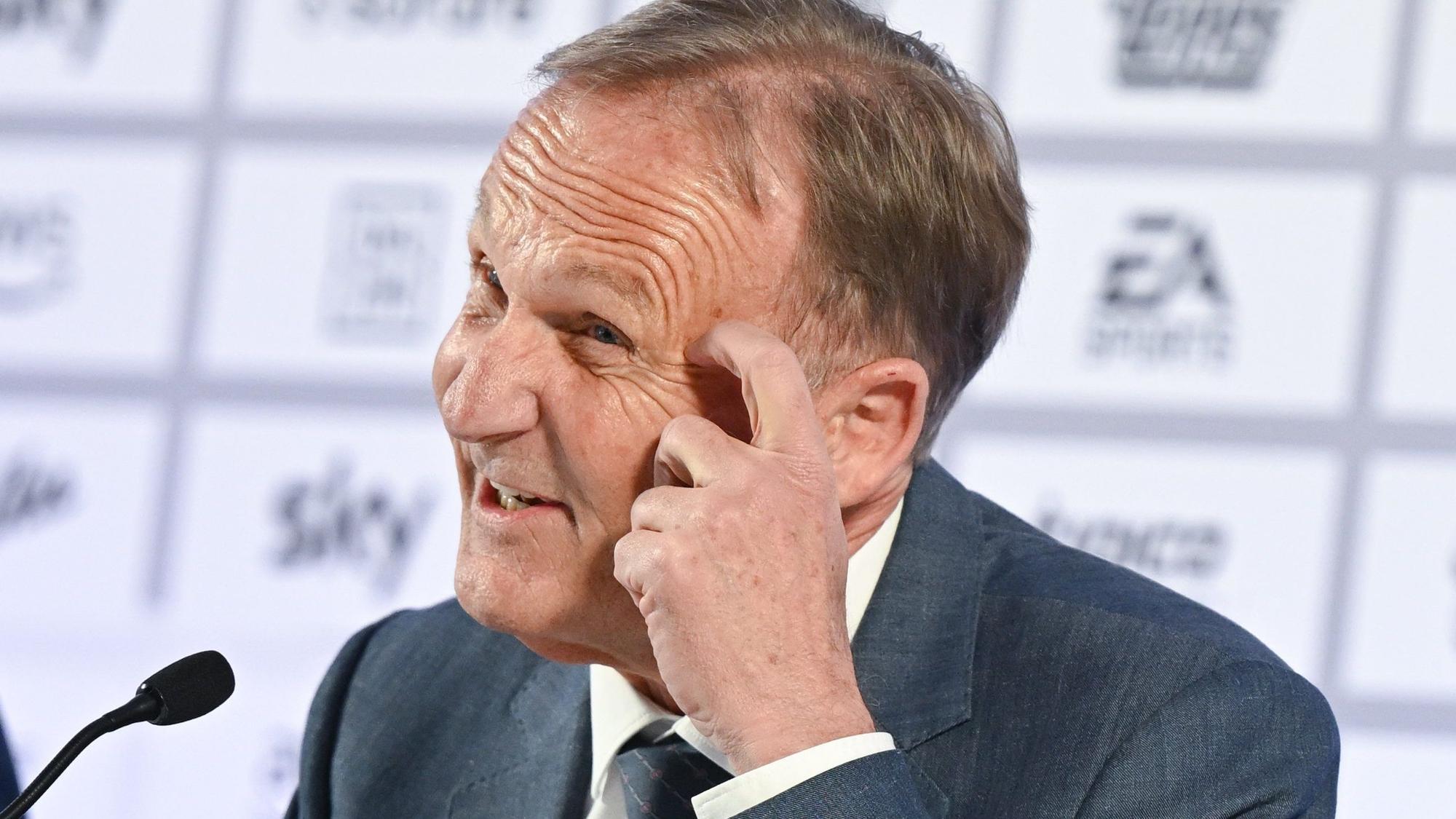 Hans-Joachim Watzke, Geschäftsführer von Borussia Dortmund und DFL-Aufsichtsratsvorsitzender, sprciht im Anschluss an die DFL-Mitgliederversammlung am Frankfurter Flughafen während einer Pressekonferenz.