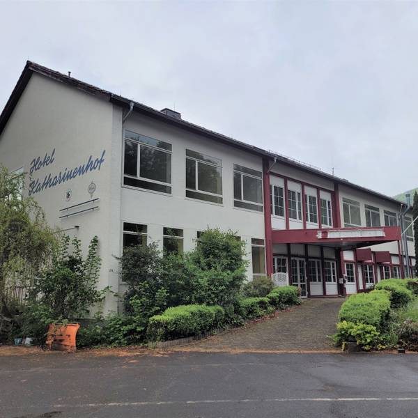 Das Bild zeigt das leerstehende Gebäude des Hotel Katharinenhof in Gemünd.