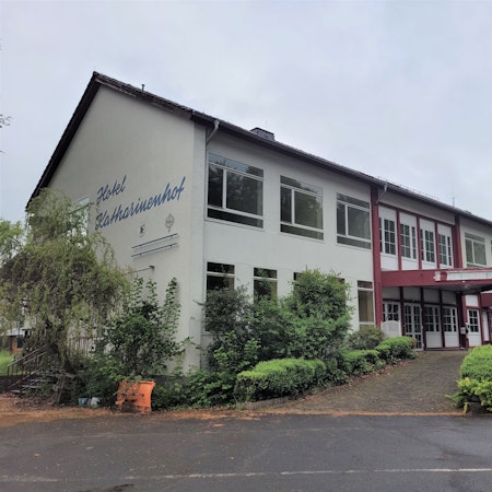 Das Bild zeigt das leerstehende Gebäude des Hotel Katharinenhof in Gemünd.