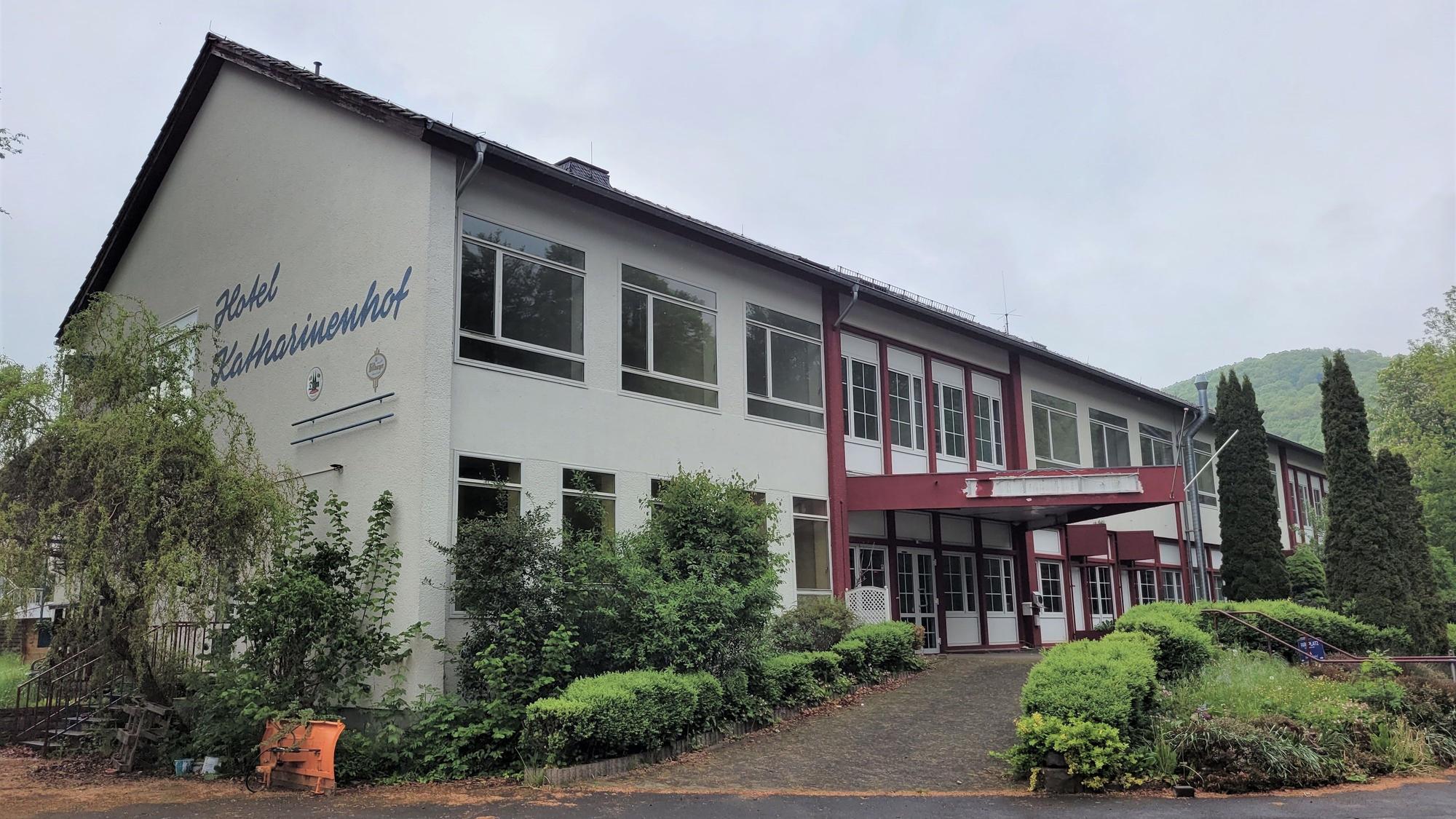 Das Bild zeigt das leerstehende Gebäude des Hotel Katharinenhof in Gemünd.