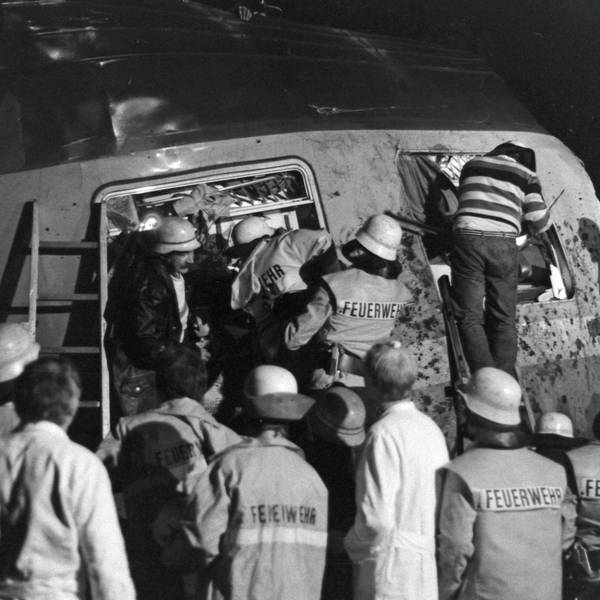 Auf dem Foto ist zu sehen, wie Feuerwehrleute verletzte Passagiere bergen.