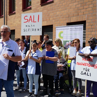 Landrat Frank Rock diskutierte mit Bewohnern und Angestellten des Seniorenzentrums Rosental über den Verbleib von Pflegekraft Salimatou Diallo in Deutschland.