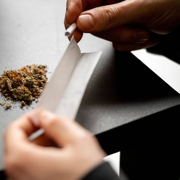 Ein Mann baut einen Joint.