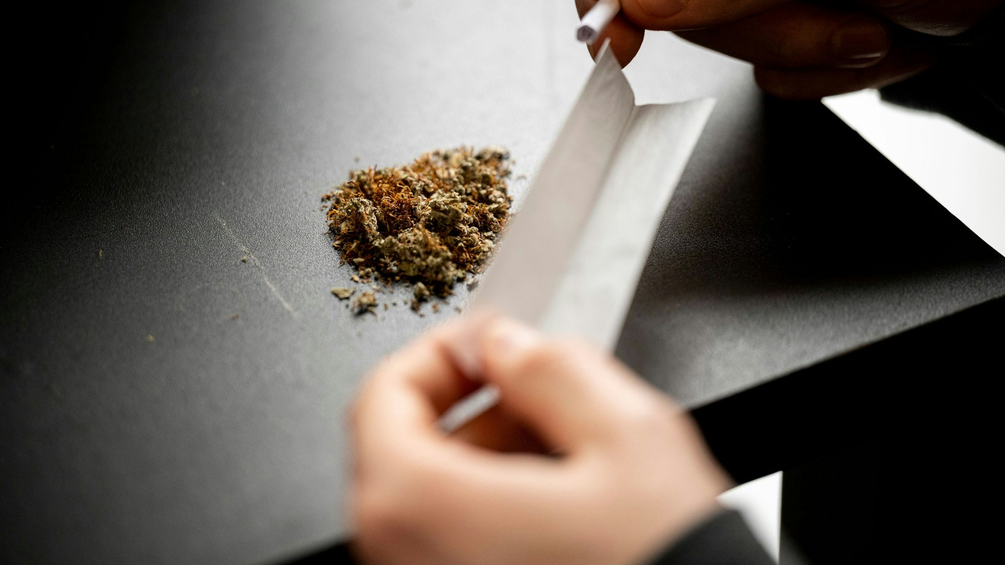 Ein Mann baut einen Joint.