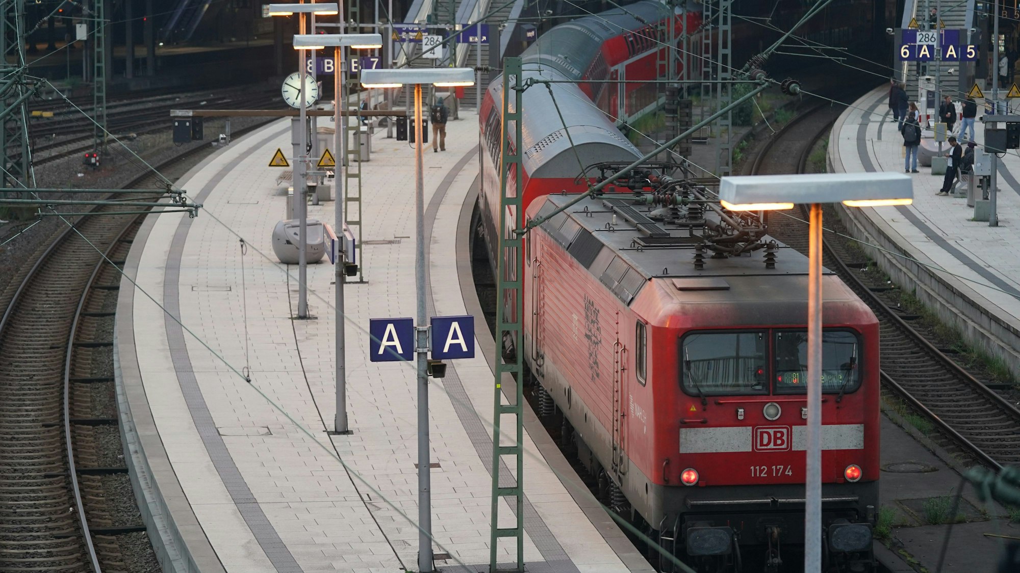 Ein Regionalzug steht am frühen Morgen an einem Bahnsteig vom Hauptbahnhof.