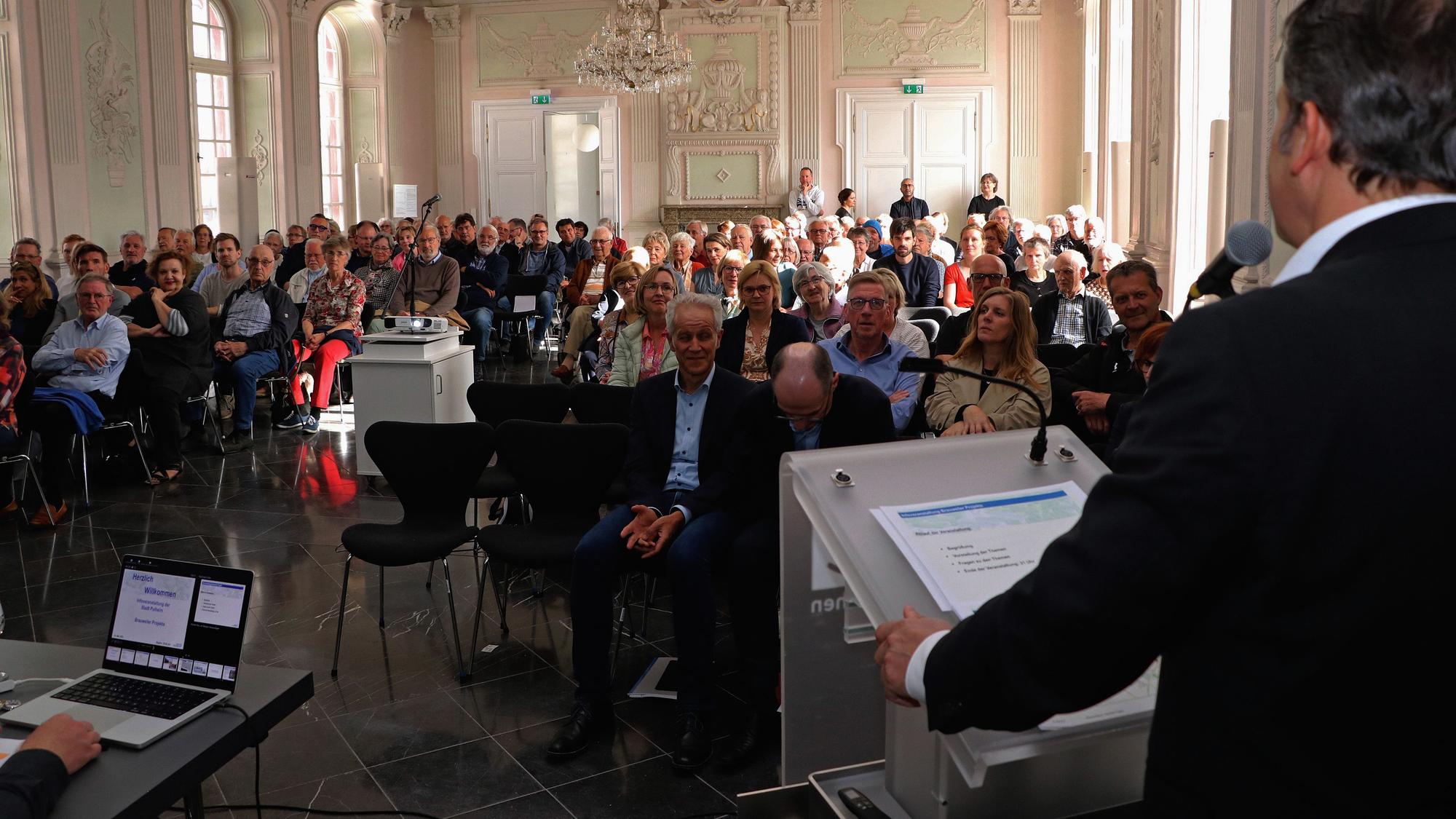 Das Foto zeigt die Bürgerinnen und Bürger, die der Informationsveranstaltung im Kaisersaal beiwohnten.
