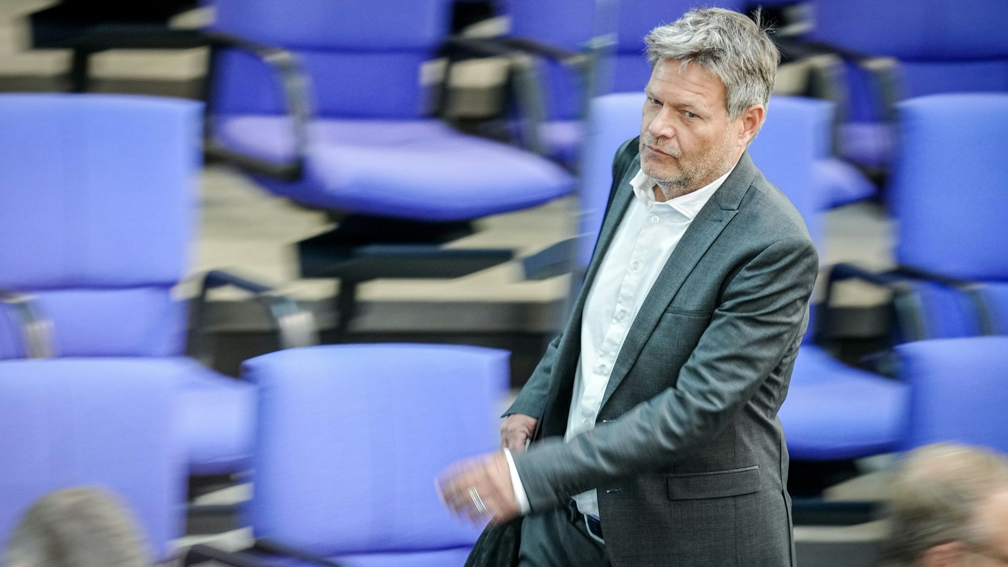 Bundeswirtschaftsminister Robert Habeck (Bündnis 90/Die Grünen) bei einer Sitzung im Bundestag. Unbekannte haben in Flensburg einen Brief mit unbekanntem weißem Pulver an ihn adressiert und so einen großen Polizeieinsatz ausgelöst. (Symbolbild)