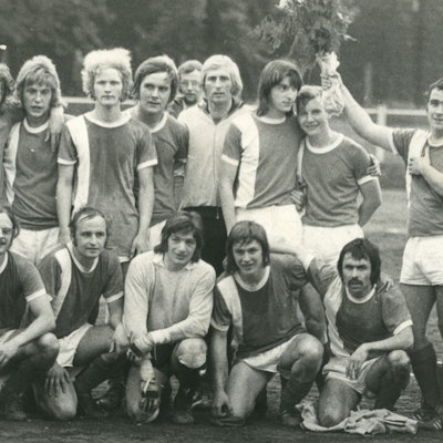 Es sind die Fußballer zu sehen, wie sie vor 50 Jahren für ein Foto posieren.