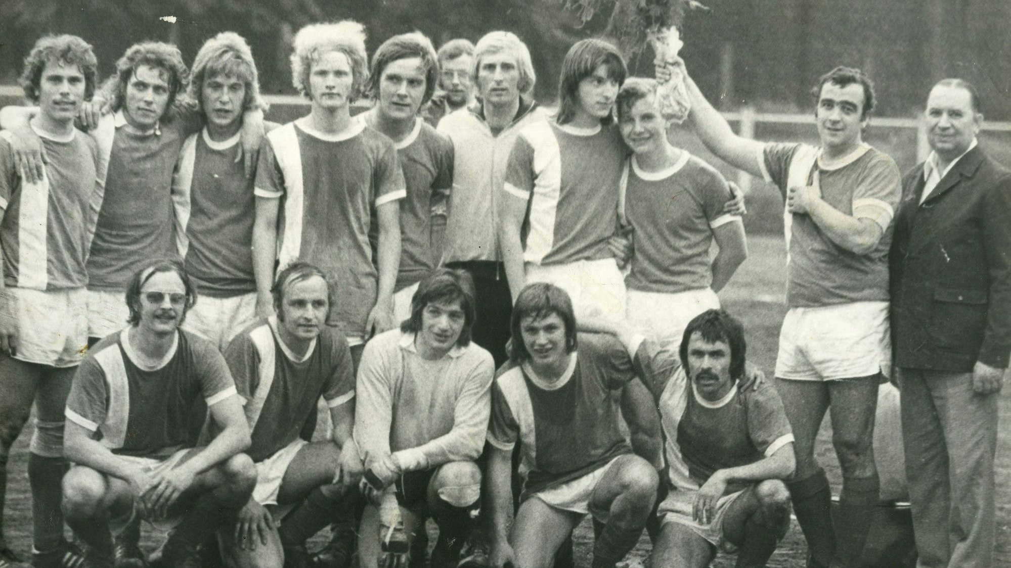 Es sind die Fußballer zu sehen, wie sie vor 50 Jahren für ein Foto posieren.