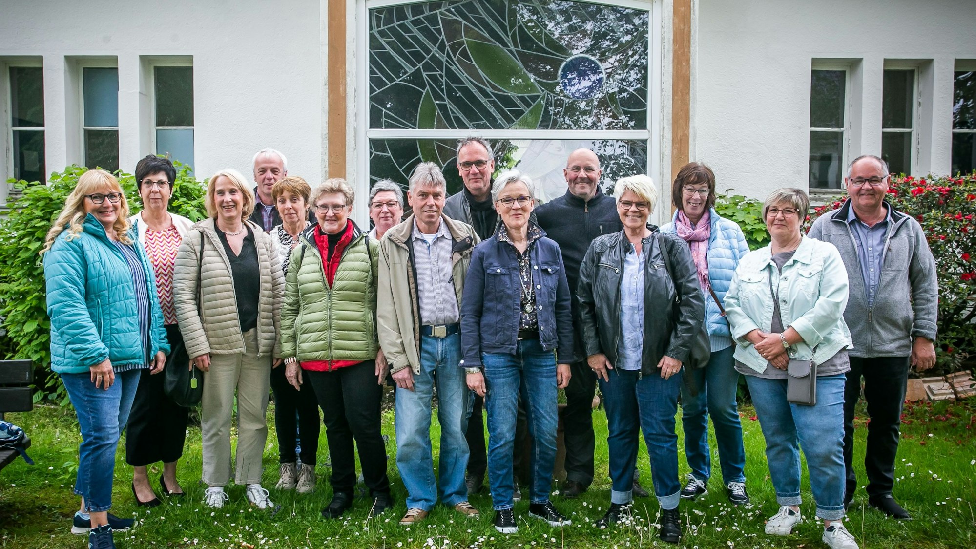 Es sind die Schüler vor dem Gebäude der Grundschule Agathaberg zu sehen.