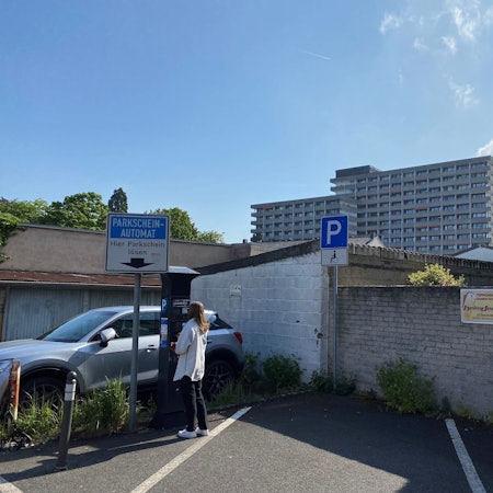 Es ist ein Teil des Geländes zu sehen.