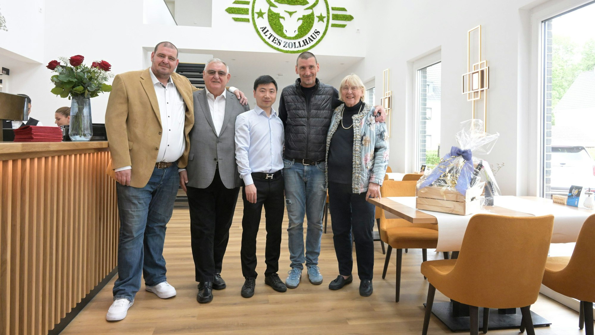 Bernd Pinter (oben, 2.v.l.), seine Söhne Marc und Michael, seine Frau Roswitha und Pächter Yunxing Zhao stehen im Alten Zollhaus.