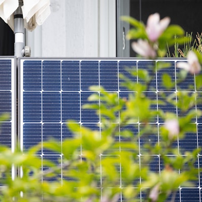 Ein Balkonkraftwerk hängt an einem Balkon.