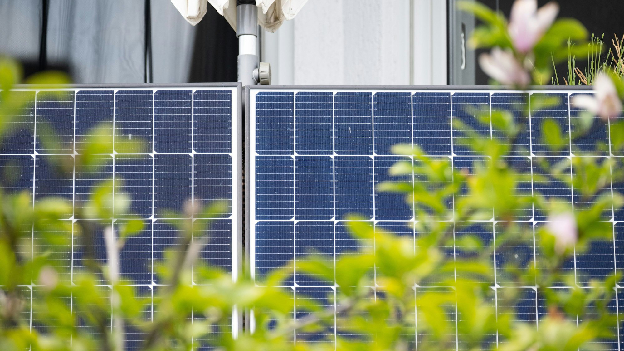 Auf dem Foto ist ein Balkonkraftwerk zu sehen.