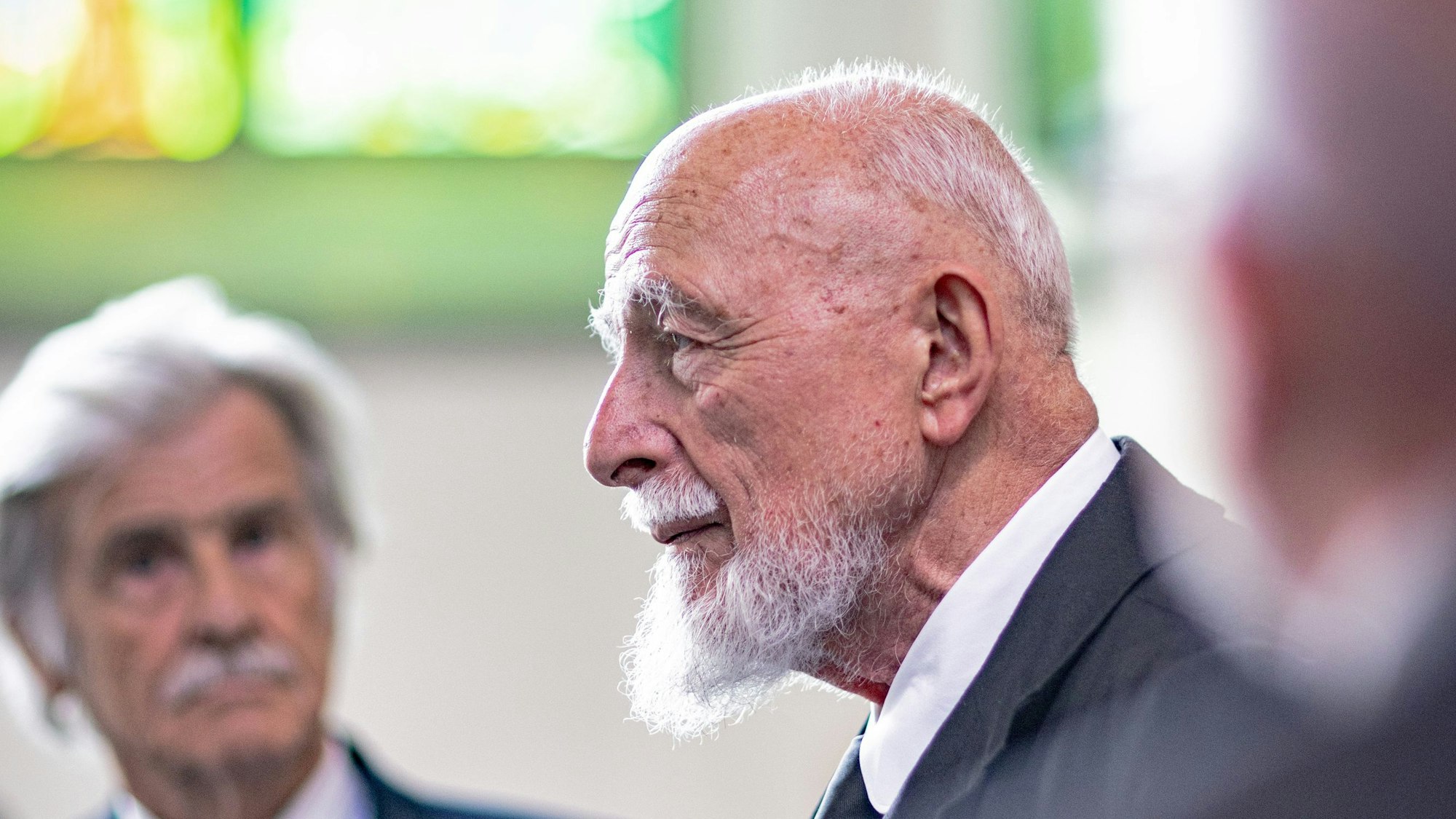 Markus Lüpertz bei der Einweihung der neuen Kirchenfenster.