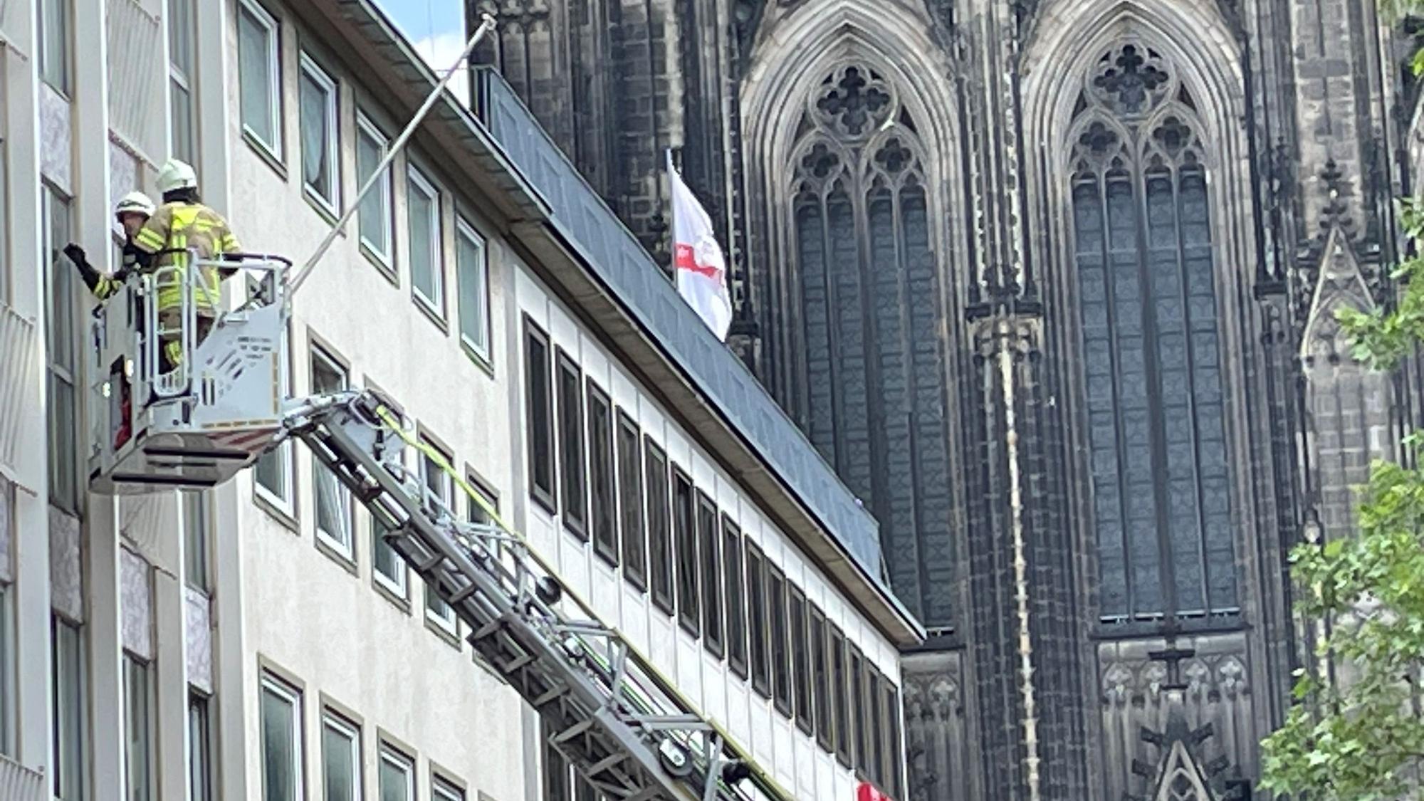 Die Feuerwehr schlug die Fensterscheibe ein.