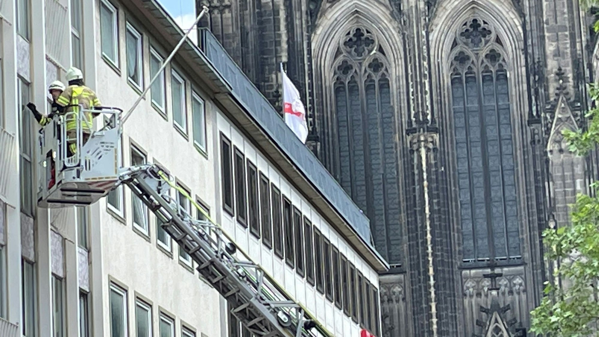 Die Feuerwehr schlug die Fensterscheibe ein.