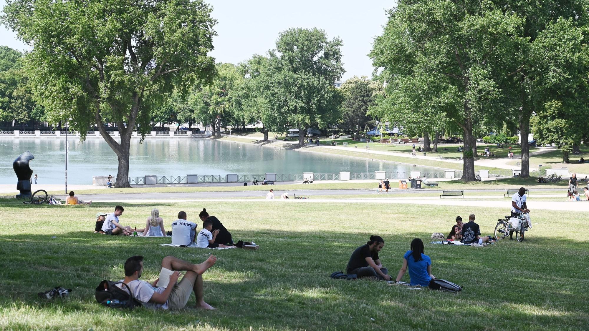 Der Aachener Weiher im Juni 2022. Auch an Pfingsten 2023 soll das Wetter schön werden.