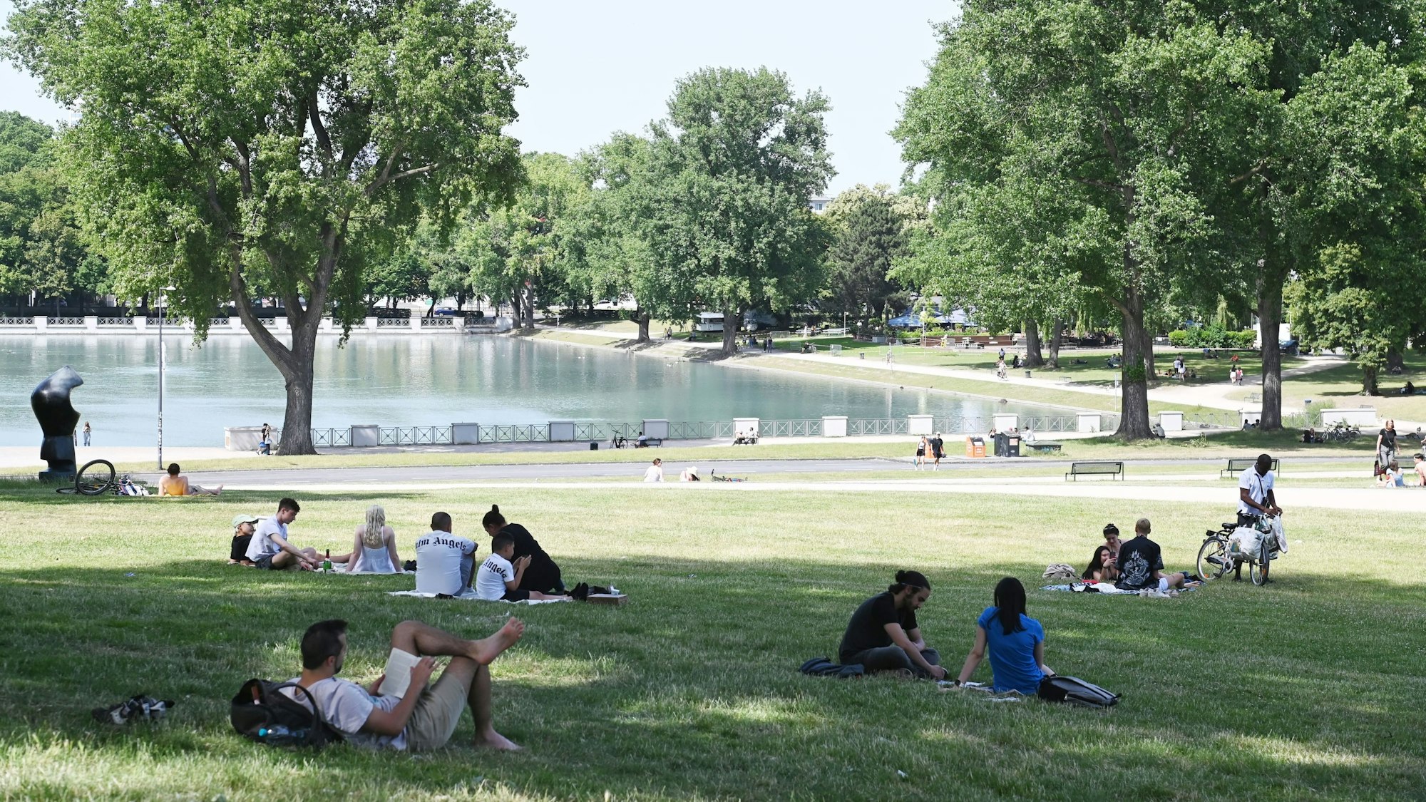 Der Aachener Weiher im Juni 2022. Auch an Pfingsten 2023 soll das Wetter schön werden.