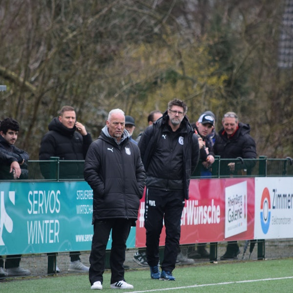 Jan Wellems Trainer Wolfgang Martens (links) und Co-Trainer René van Lenten stehen am Spielfeldrand.