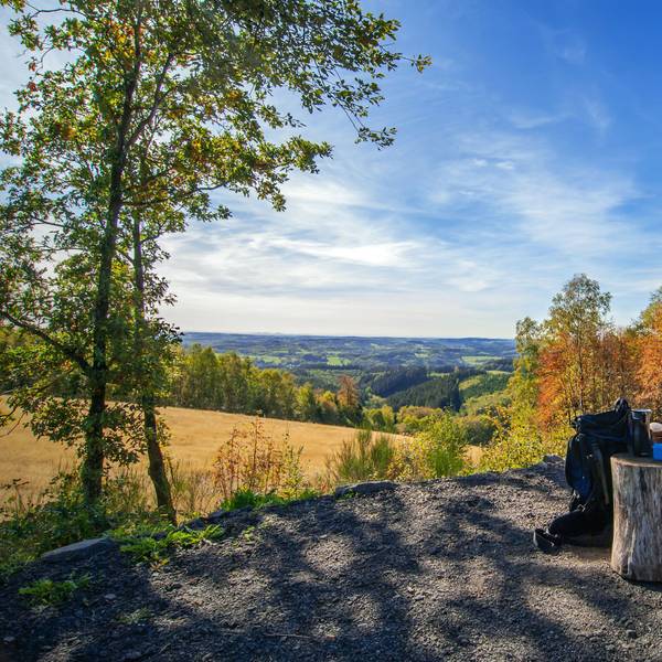 Eine Frau auf einem Liegestuhl im Naturpark Bergisches Land.