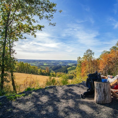Eine Frau auf einem Liegestuhl im Naturpark Bergisches Land.
