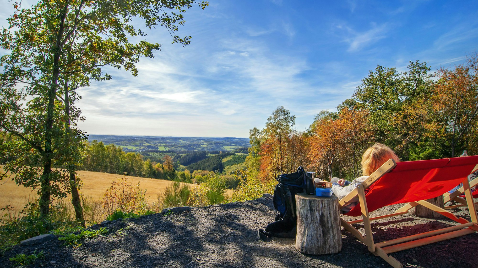 Eine Frau auf einem Liegestuhl im Naturpark Bergisches Land.