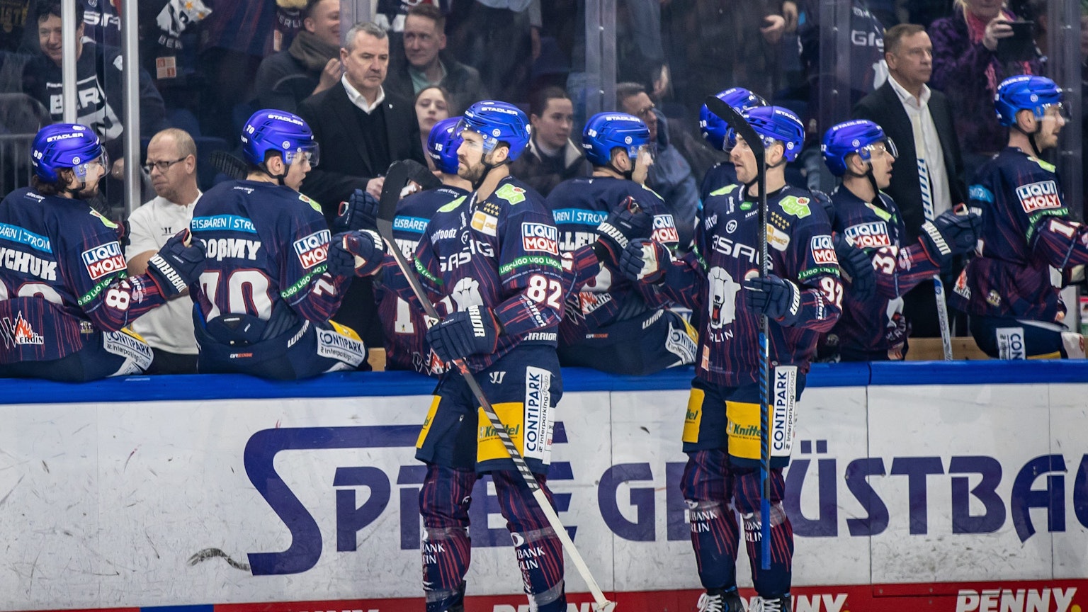 Berlins Alexandre Grenier (l) und Marcel Noebels klatschen mit Teamkollegen ab.