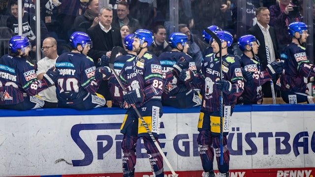 Berlins Alexandre Grenier (l) und Marcel Noebels klatschen mit Teamkollegen ab.