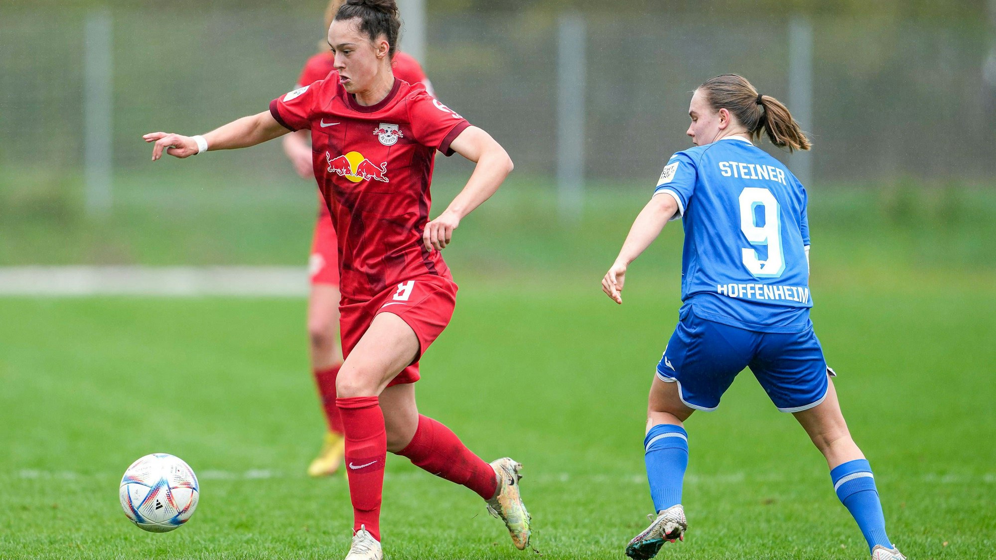 Fußballerin Gianna Rackow (RB Leipzig) in einer Spielsituation mit einer Hoffenheimerin.
