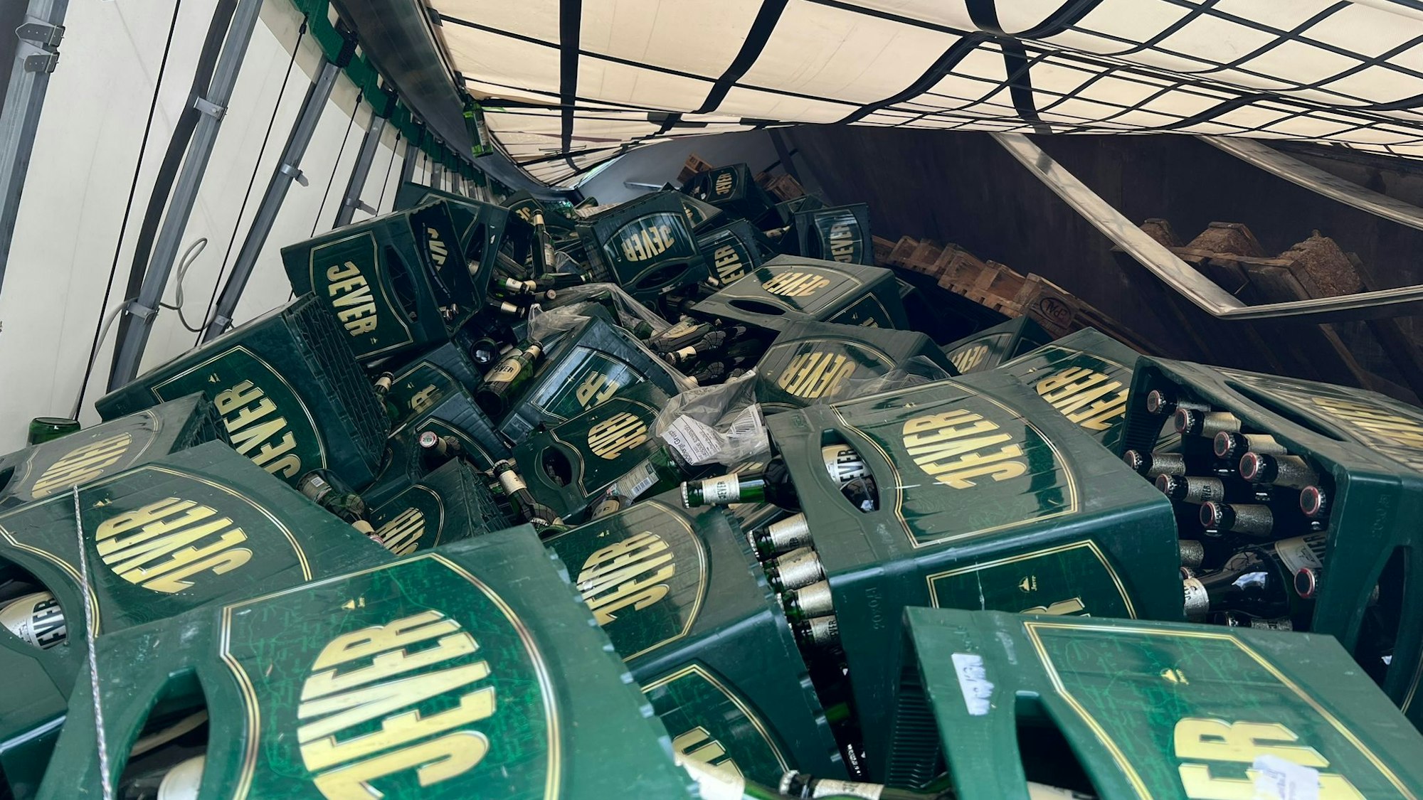 Umgekippte Bierkästen auf einem Lkw, der in Jever verunfallt ist.