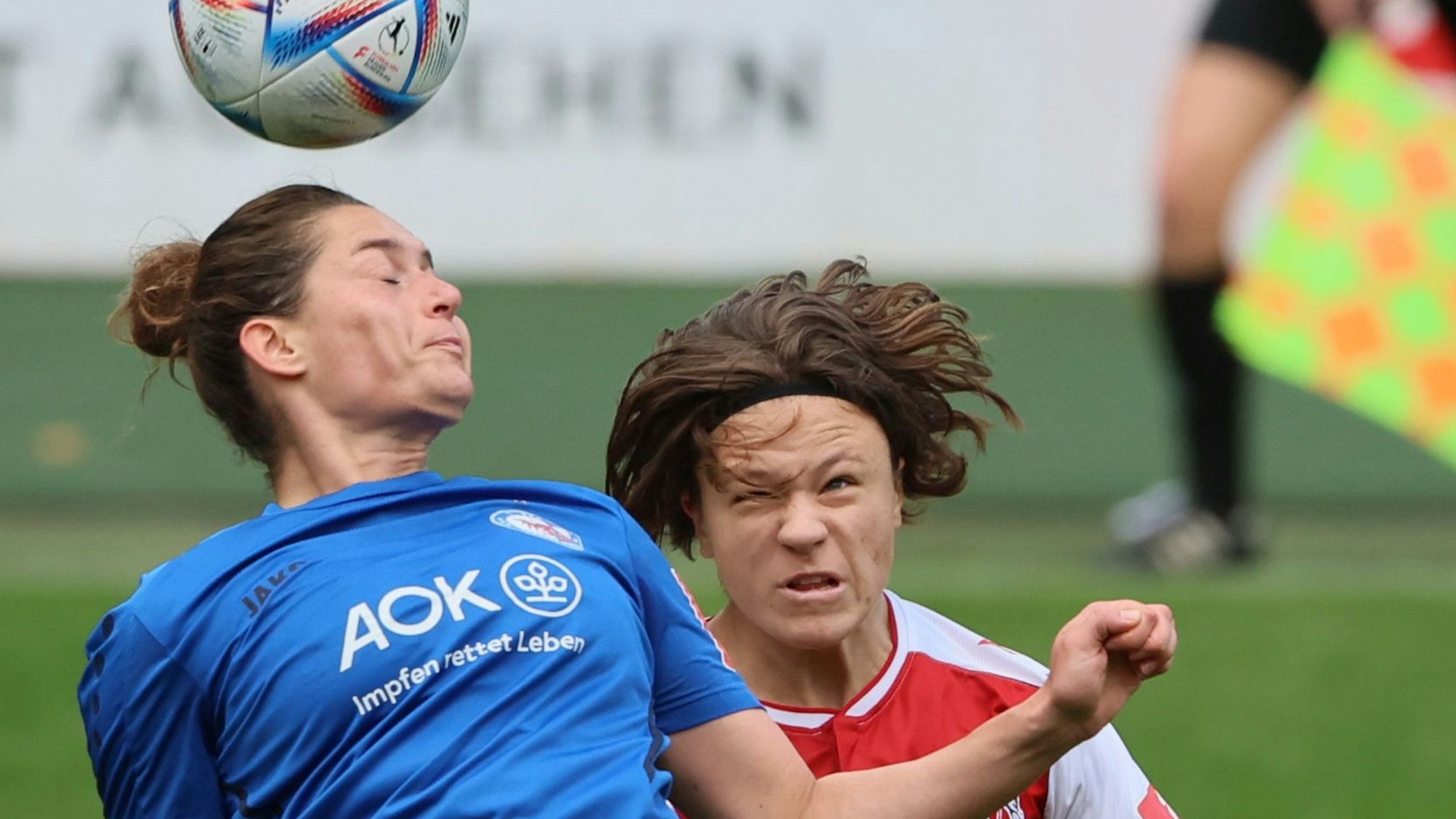 1.FC Köln vs. Turbine Potsdam, Fussball Frauen, 1. Bundesliga,  von links: Wibke Meister (Turbine), Alicia-Sophie Gudorf (1.FC Köln), Bild: Herbert Bucco, 01.10.2022