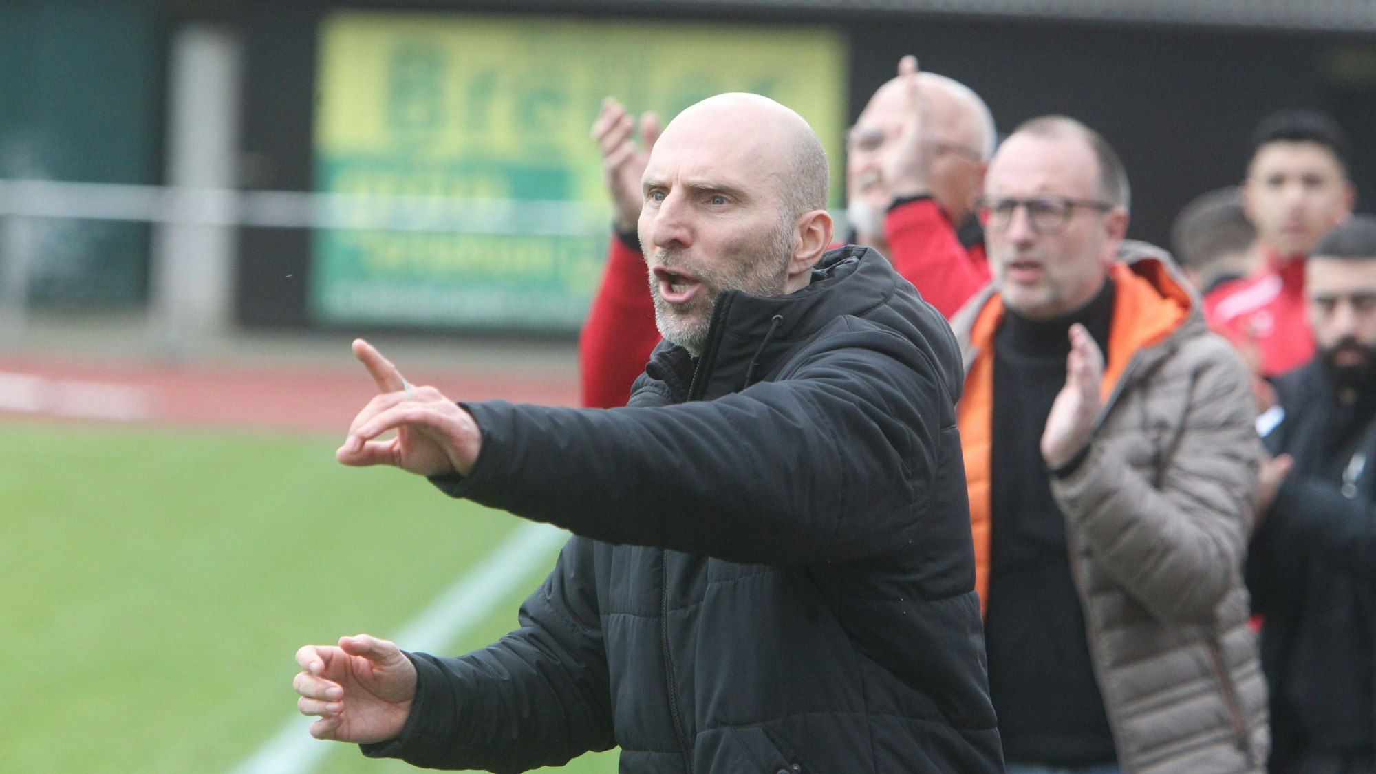 Trainer Sascha Glatzel (vorne) vom FC Hennef 05
