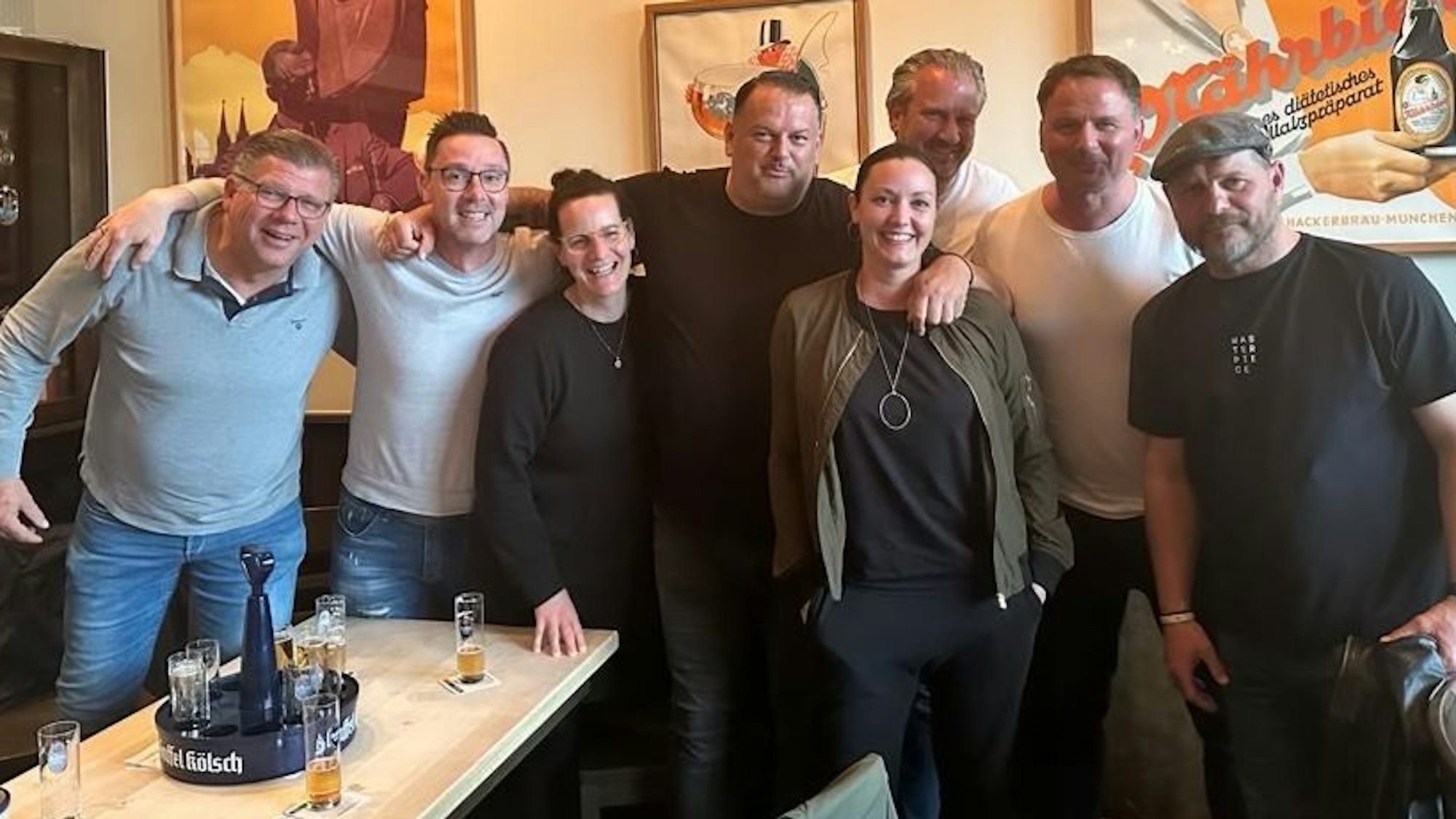 Der Sötenicher Uwe Metternich (2.v.l.) und FC-Coach Steffen Baumgart beim Podcast-Gespräch in Köln.