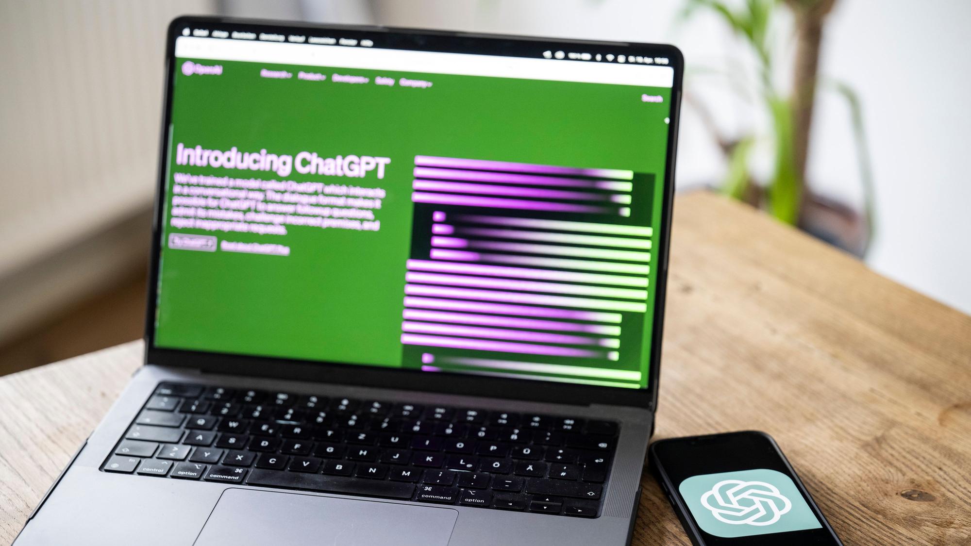 Auf dem Monitor eines Handys ist das ChatGPT-Logo zu sehen.