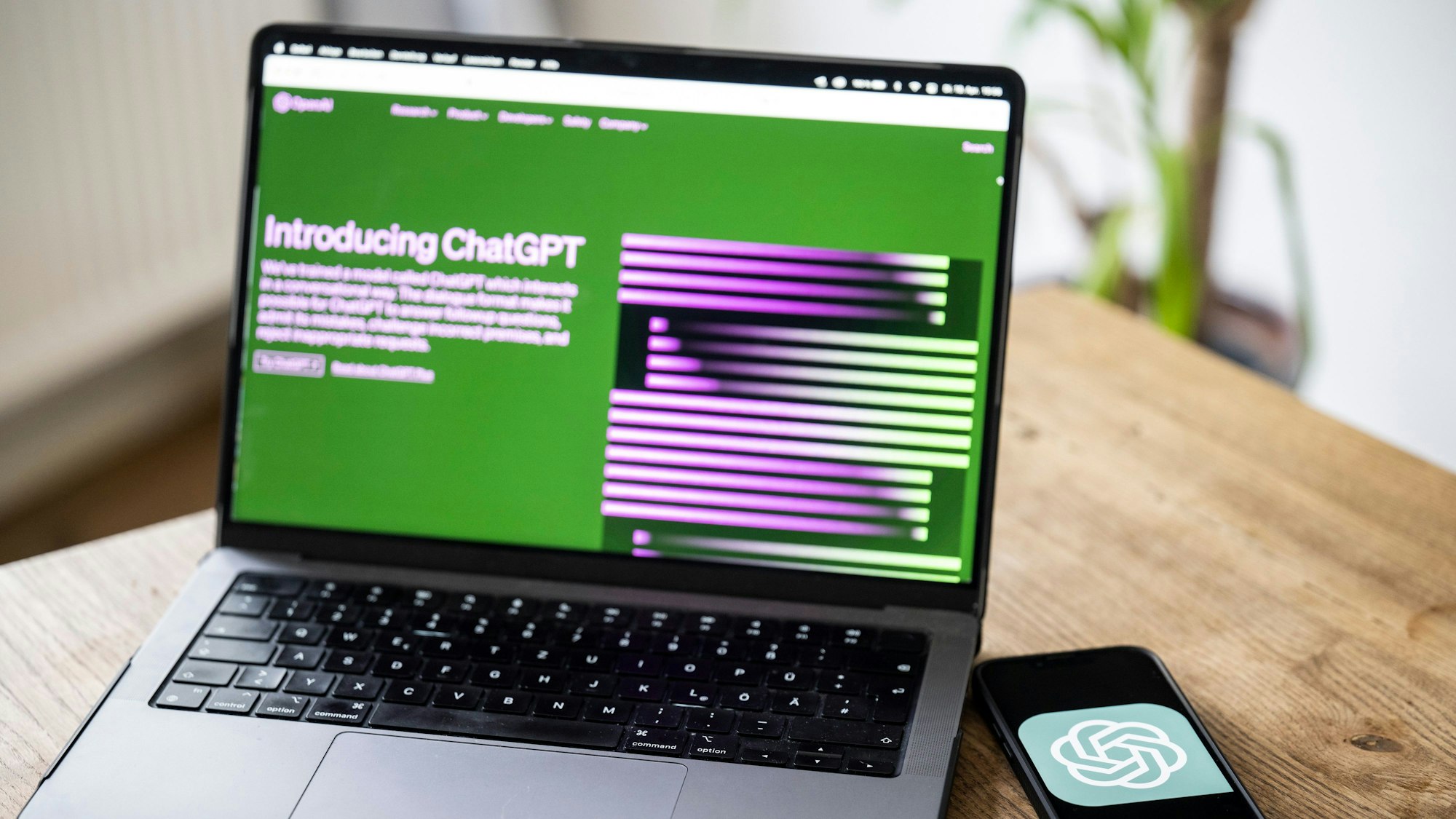 Auf dem Monitor eines Handys ist das ChatGPT-Logo zu sehen.