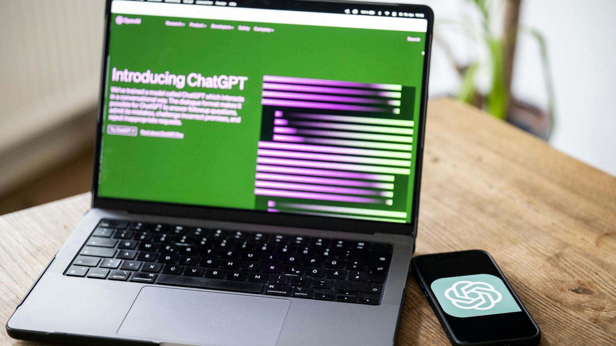 Auf dem Monitor eines Handys ist das ChatGPT-Logo zu sehen.