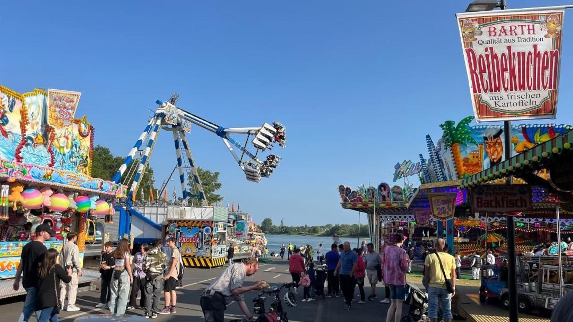 Blick auf eine Kirmes mit vielen Fahrgeschäften.