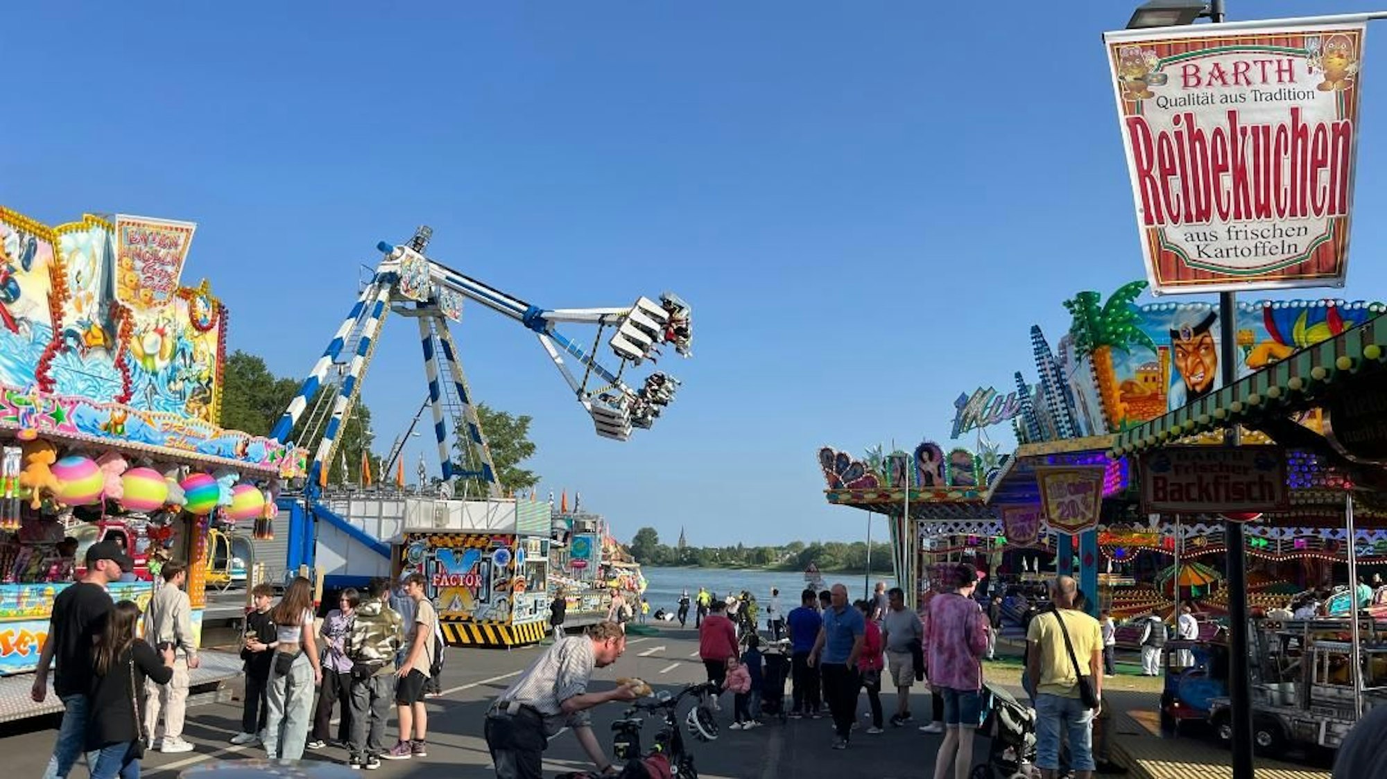 Blick auf eine Kirmes mit vielen Fahrgeschäften.