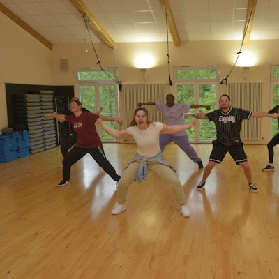 Die Tänzerinnen und Tänzern von „Personallly on Fiya“ beim Training in einer Tanzpose.