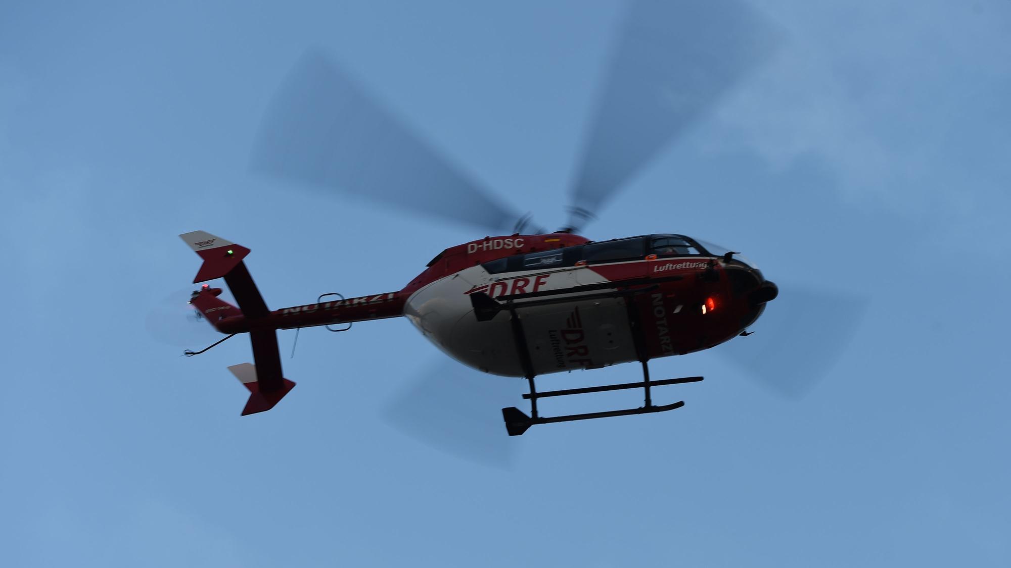 Das Foto zeigt einen Rettungshubschrauber.