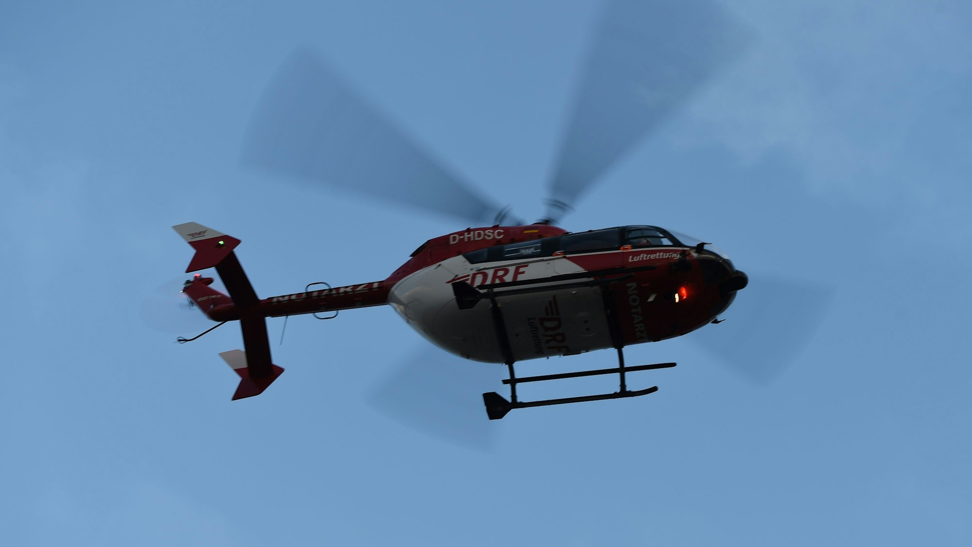 Das Foto zeigt einen Rettungshubschrauber.